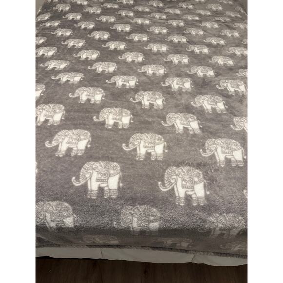 Berkshire Blanket Gray Elephant Plush Oversized Throw 58x84 Embossed New England - Picture 6 of 6